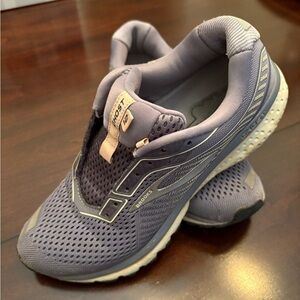 BROOKS GHOST 12 Running shoes periwinkle color size 8 1/2
